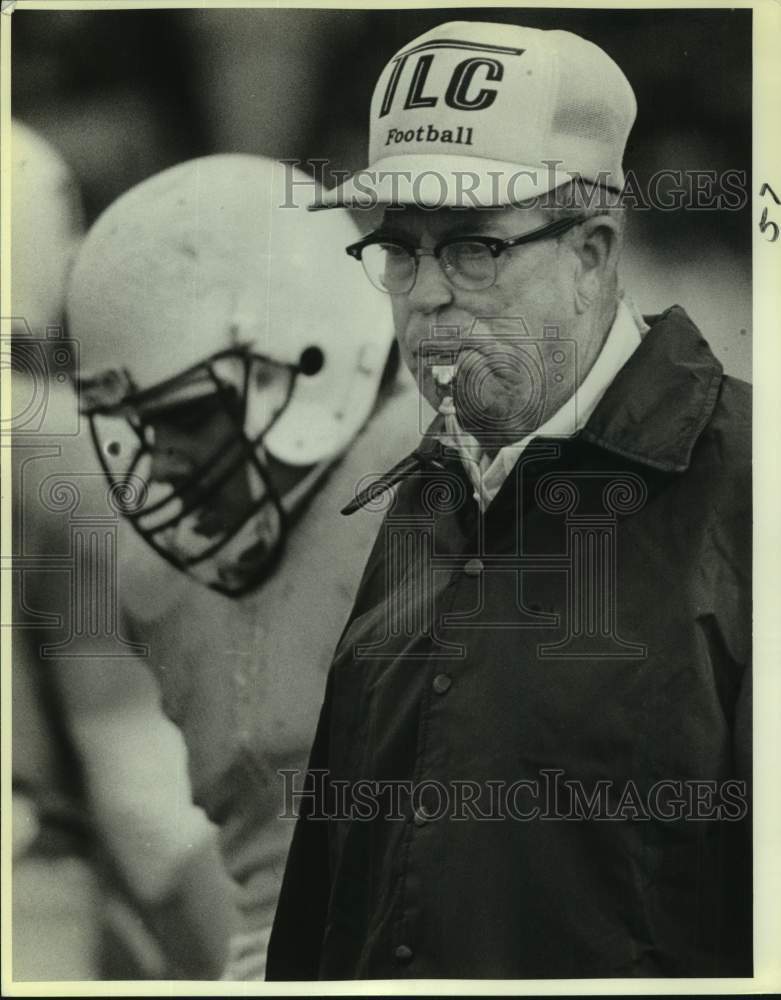 1986 Press Photo Texas Lutheran Football Coach Verl Westergard Blows Whistle- Historic Images