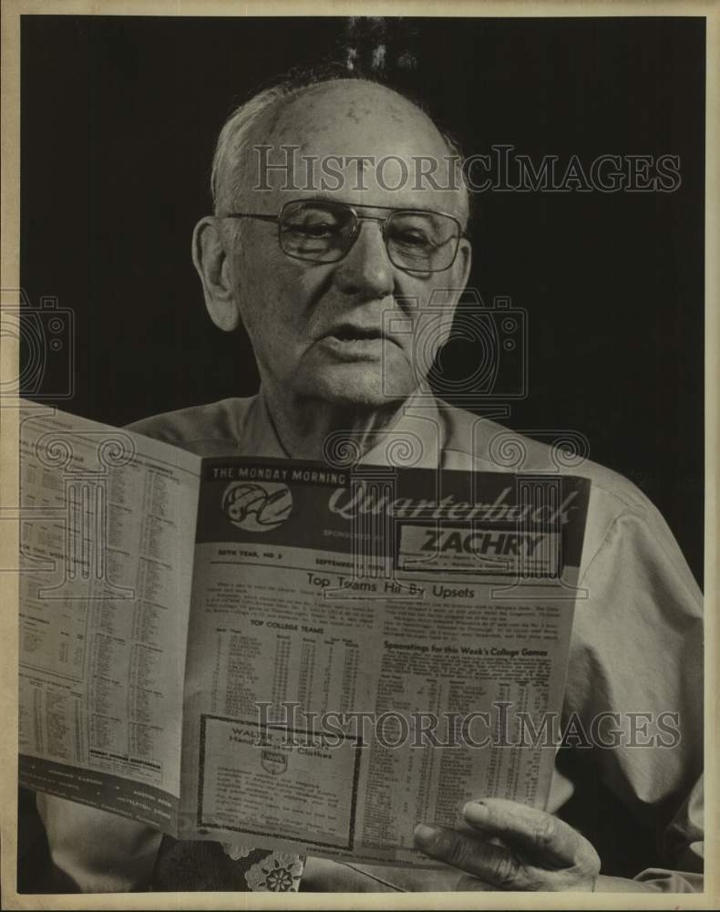 1977 Press Photo &quot;Monday Morning Quarterback Publisher&quot; Hobson Spoon Reads Paper- Historic Images