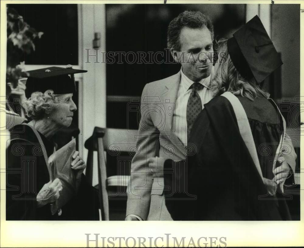1988 Press Photo Former Dallas Cowboy Football Player at Daughter's Graduation- Historic Images