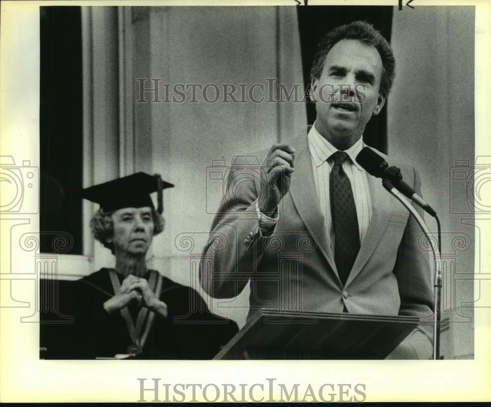 1988 Press Photo Former Dallas Cowboys Football Player Speaks at Graduation- Historic Images
