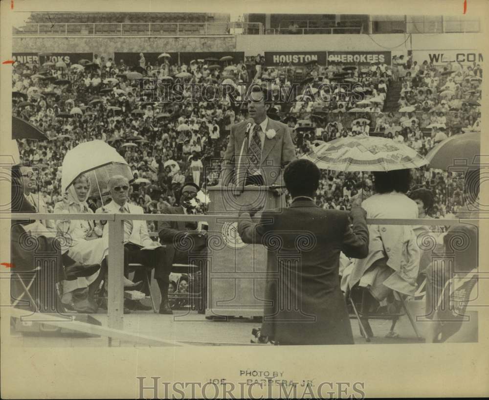 1979 Press Photo Dallas Cowboys Football Player Roger Staubach Speaks to Crowd- Historic Images