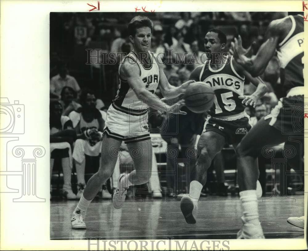 1986 Press Photo San Antonio Spurs & Seattle Supersonics Play Basketball- Historic Images