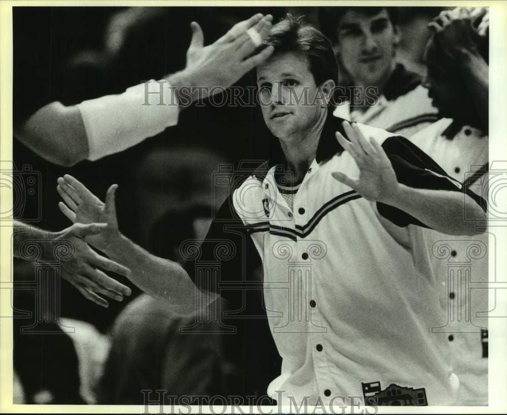 1987 Press Photo San Antonio Spurs Basketball Player Jon Sundrold Warms Up- Historic Images
