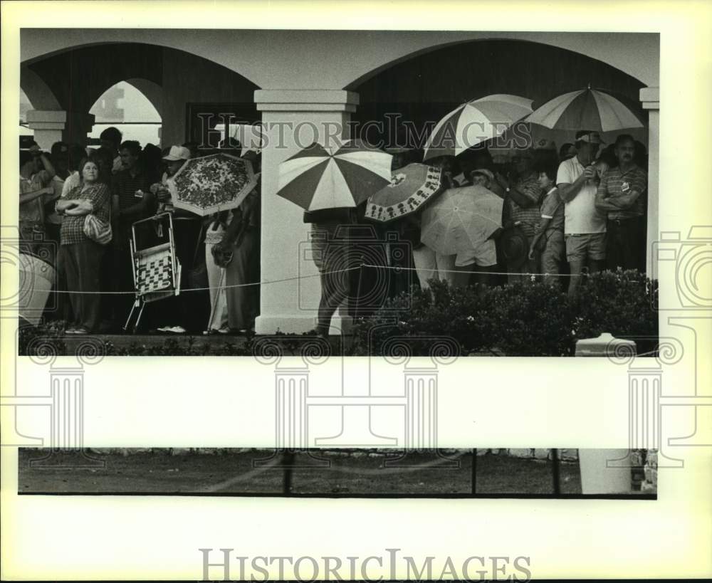 1984 Press Photo Texas Open Golf Spectators Take Shelter During Rain Delay- Historic Images