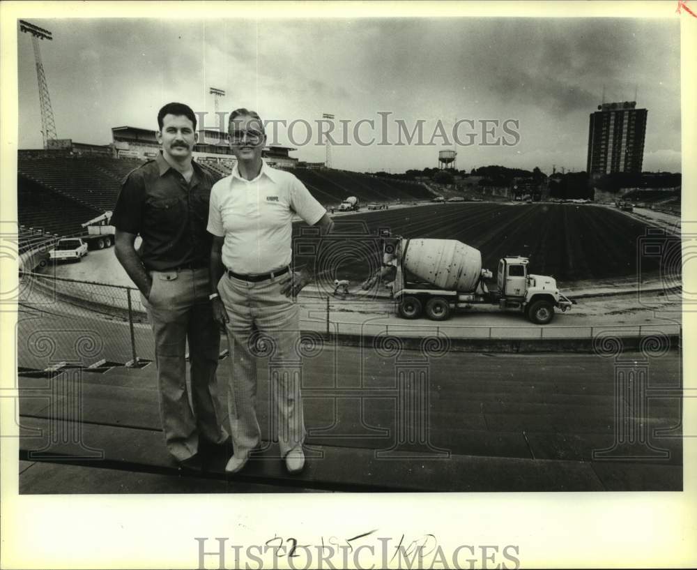 1983 Press Photo Richard Giberson & Gile Steinke at Alamo Stadium Track Project- Historic Images