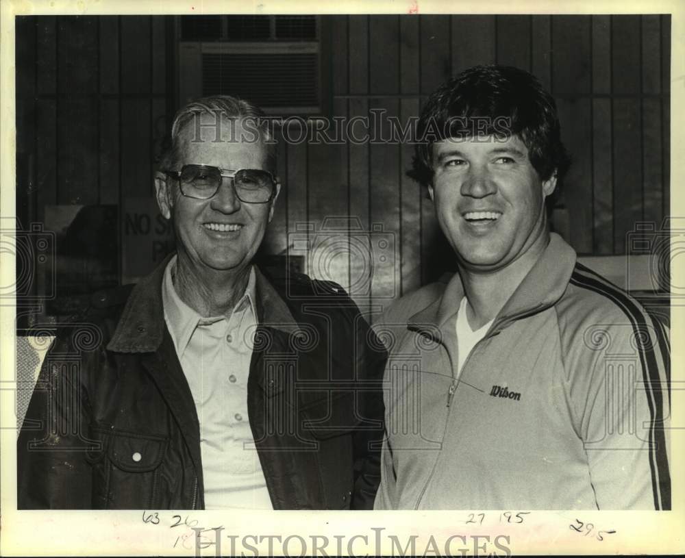1984 Press Photo San Antonio Gunslingers Football Coach Poses With Man- Historic Images