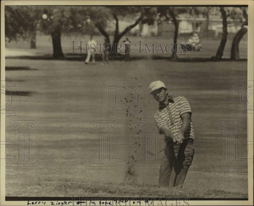 1977 Press Photo Golfer Larry Ziegler Hits Out of Sand Trap at Texas Open- Historic Images