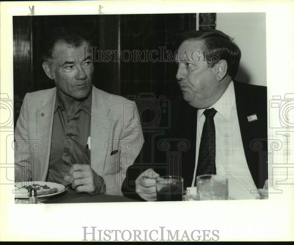 1991 Press Photo New York Jets Football Player & Ft. Sam Club President Eating- Historic Images