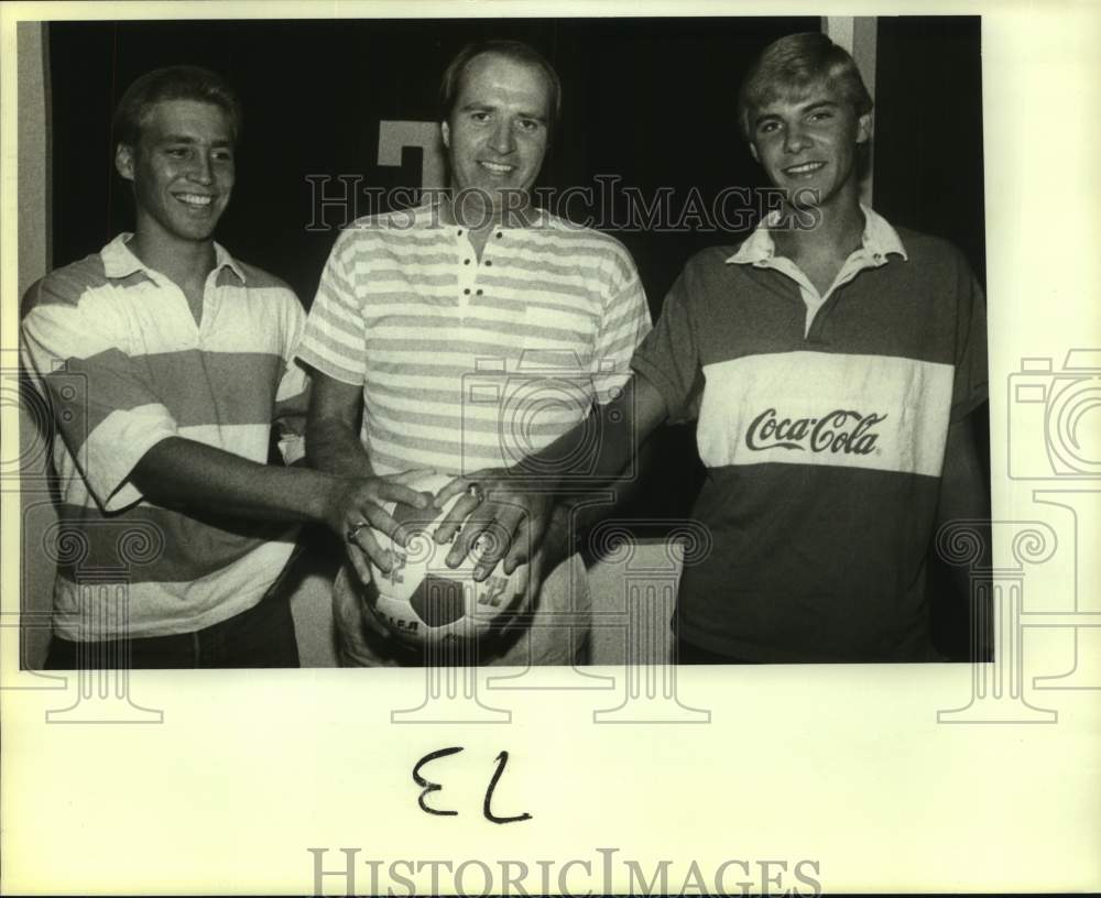 1986 Press Photo Texas Lutheran Soccer Players & Coach With Hands on Ball- Historic Images