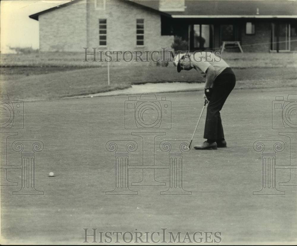 1972 Press Photo Golfer Bobby Loy Putts on 7th Hole at Texas Open - sas20903- Historic Images