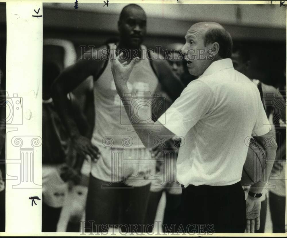 1986 Press Photo San Antonio Spurs Basketball Coach Bob Weiss &amp; Players at Camp- Historic Images