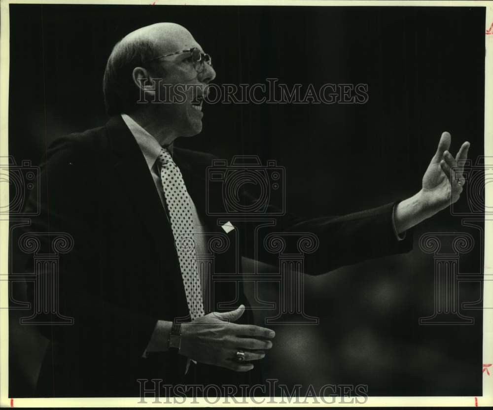 1986 Press Photo San Antonio Spurs Coach Bob Weiss Yelling Directions to Defense- Historic Images