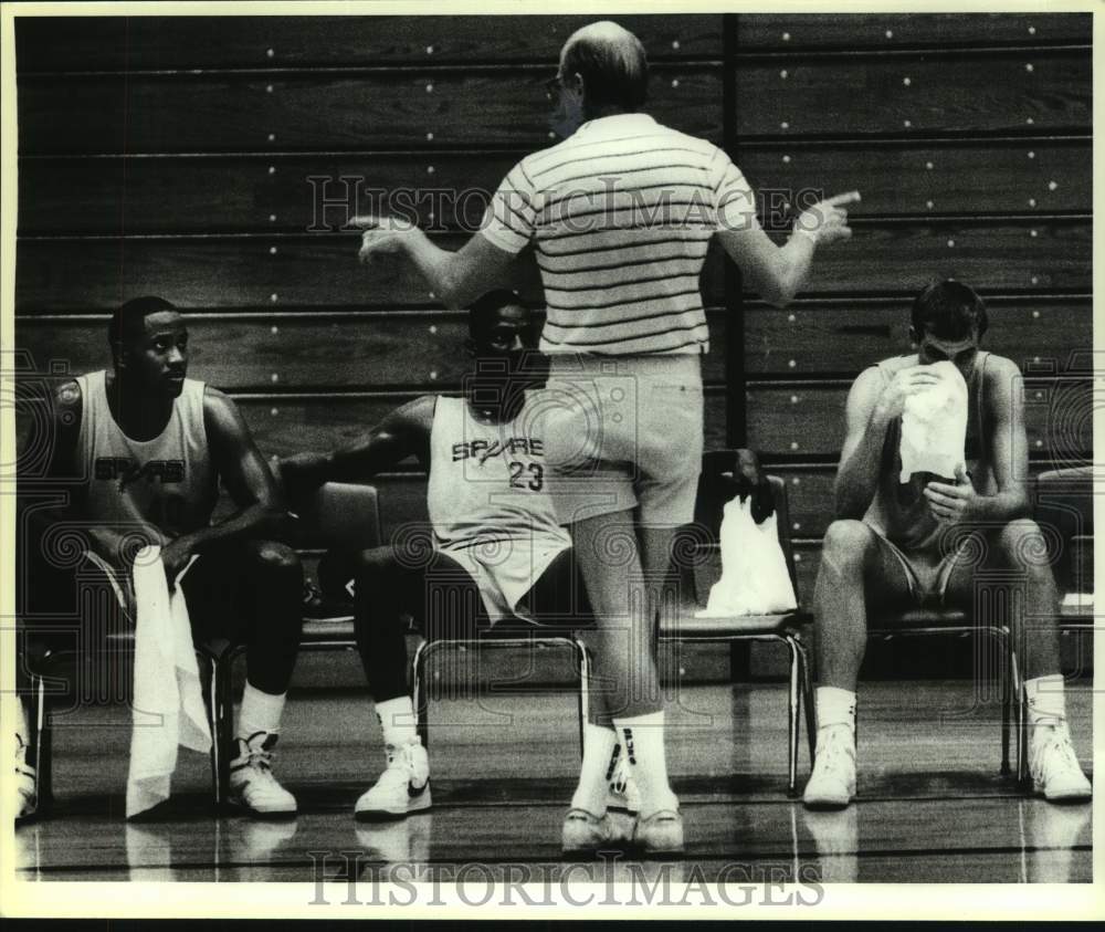 1987 Press Photo San Antonio Spurs Basketball Coach Bob Weiss Talks to Players- Historic Images