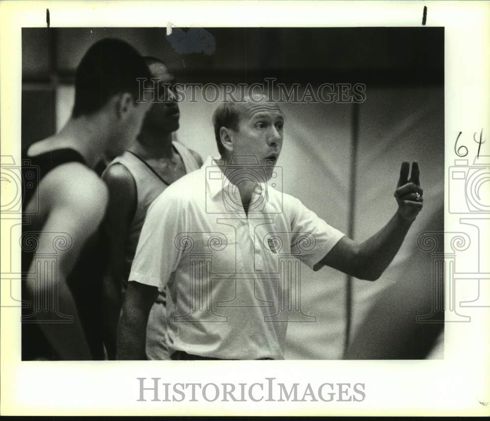 1987 Press Photo San Antonio Spurs Basketball Coach Bob Weiss &amp; Players Practice- Historic Images