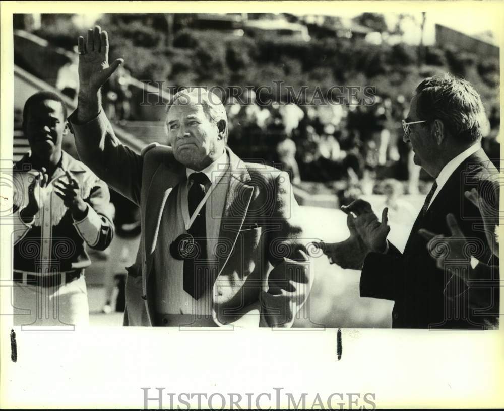 1987 Press Photo Fred Steinmark Sr. Honored, Waves at University of Texas Crowd- Historic Images