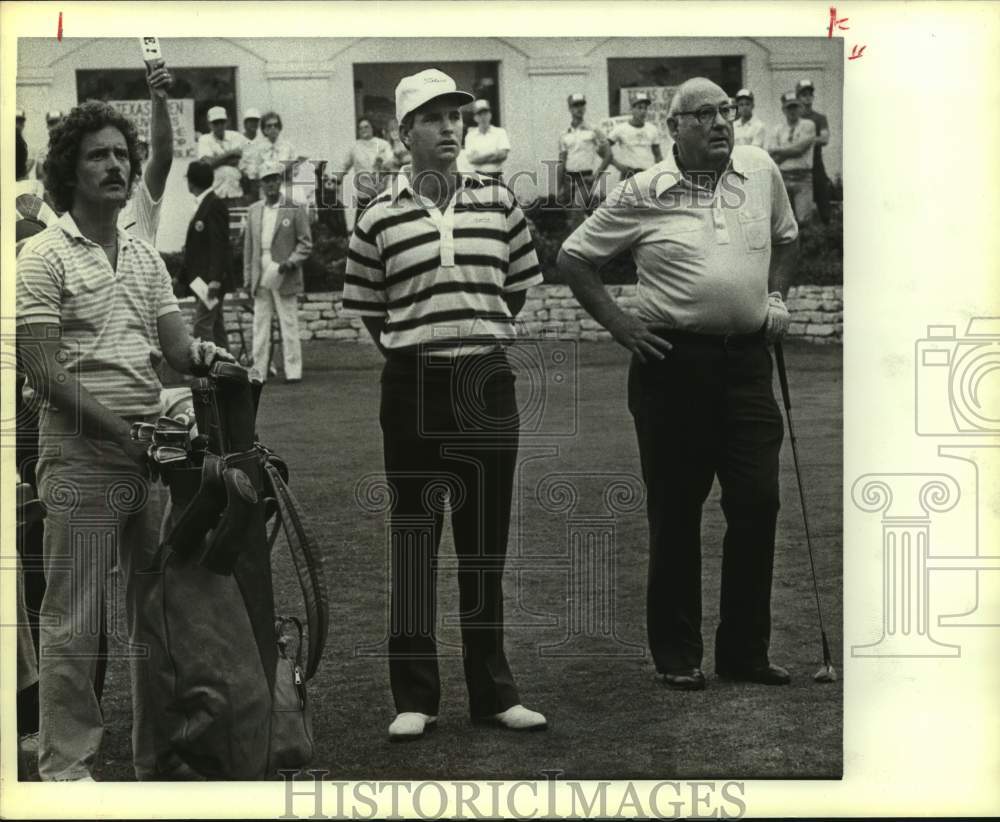 1983 Press Photo Golf Caddy, Pro &amp; Player Watch Another&#39;s Tee Shot at Texas Open- Historic Images