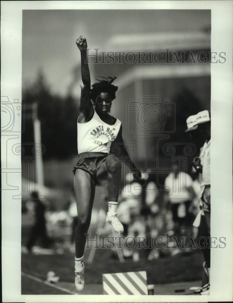 1984 Press Photo Olympic Track Athlete Carol Lewis Leaps in Long Jump Attempt- Historic Images