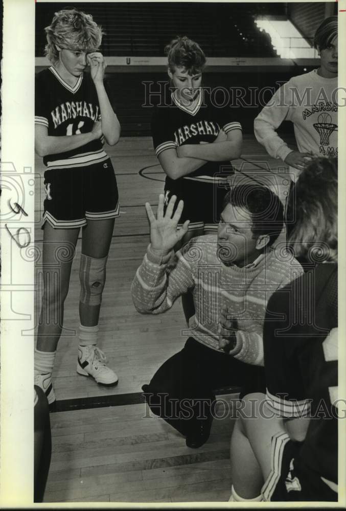 1987 Press Photo Marshall High Basketball Coach Steve White Talks to Players- Historic Images