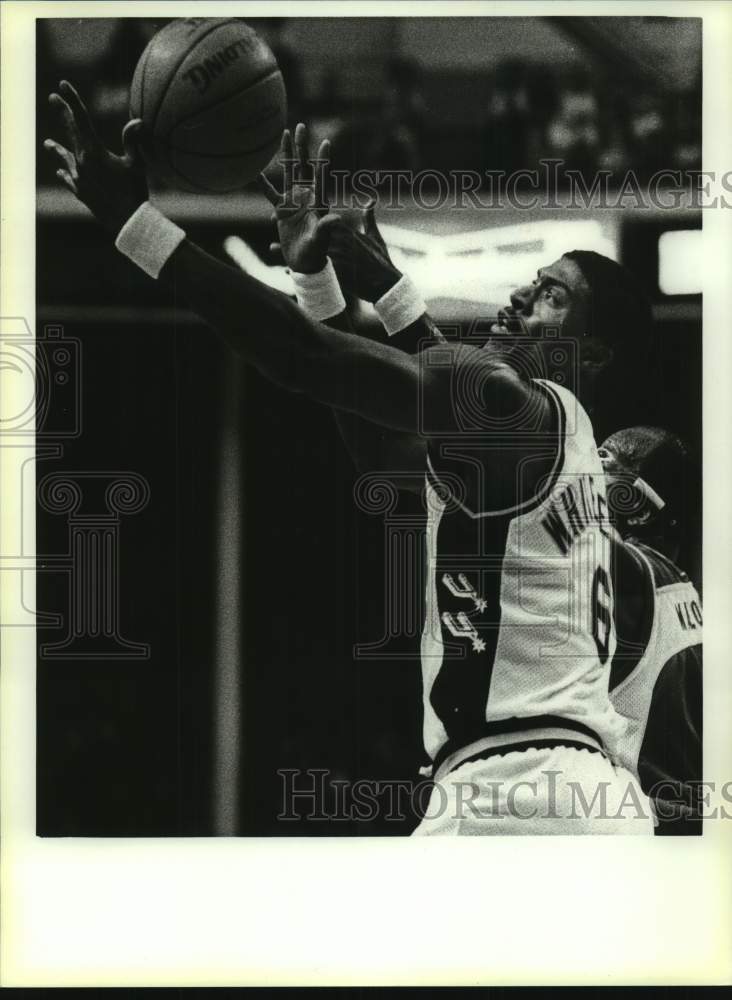 1988 Press Photo San Antonio Spurs &amp; Atlanta Hawks Play Basketball - sas21027- Historic Images