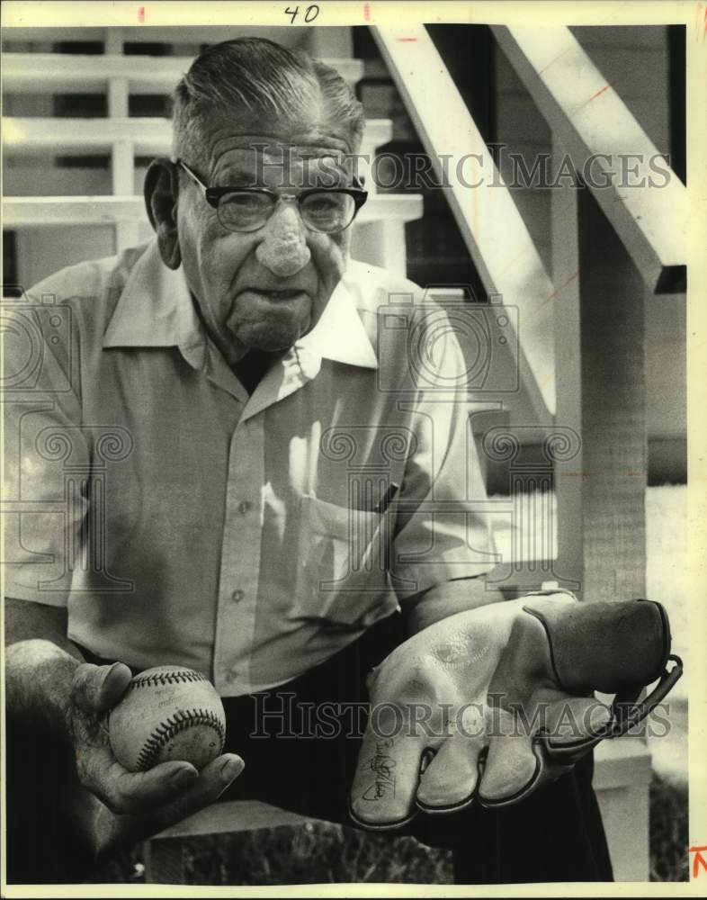 1986 Press Photo Pinkey Whitney With Baseball Glove &amp; Ball Sits on Steps- Historic Images