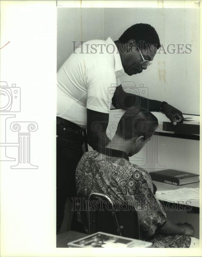 1994 Press Photo Teacher &amp; New Braunfels 1st Black Football Player with Student- Historic Images