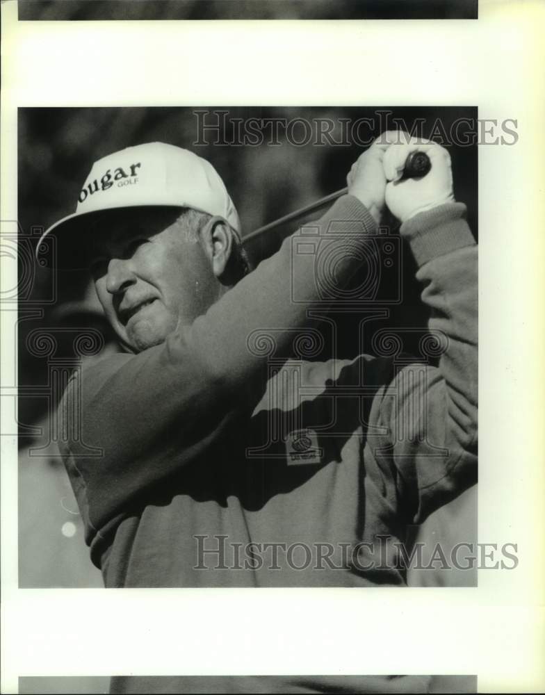 1993 Press Photo Golfer Gibby Gilbert Watches Shot at Vantage Sr. Tournament- Historic Images