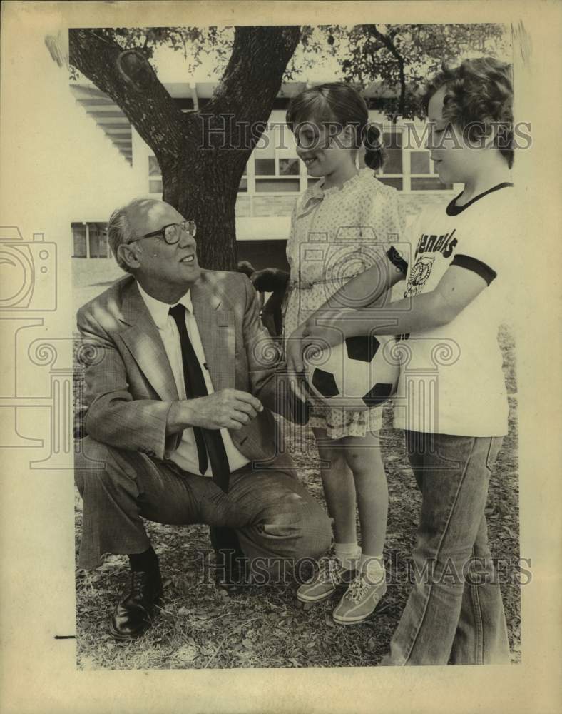 1982 Press Photo Northside Superintendent & Students at Glenoaks Elementantary- Historic Images
