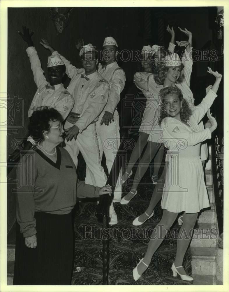 1989 Press Photo San Antonio Mayor Lila Cockrell Watches Cast, Majestic Theater- Historic Images