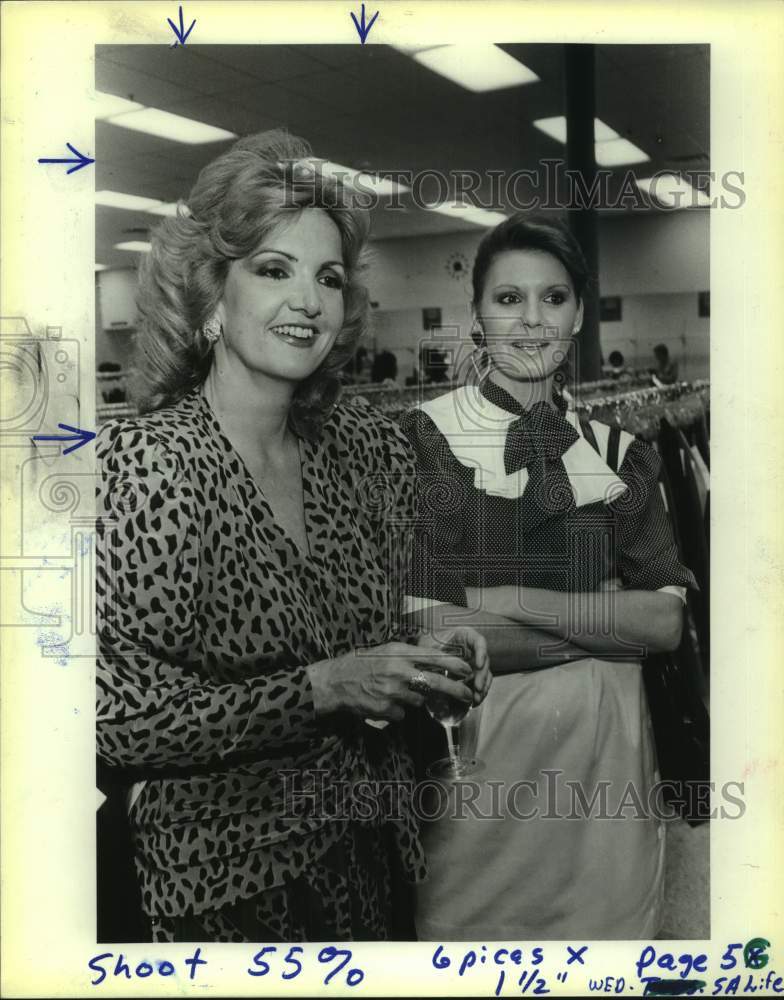 1986 Press Photo Style Show Benefit Attendees at Loehmann&#39;s - sas21262- Historic Images