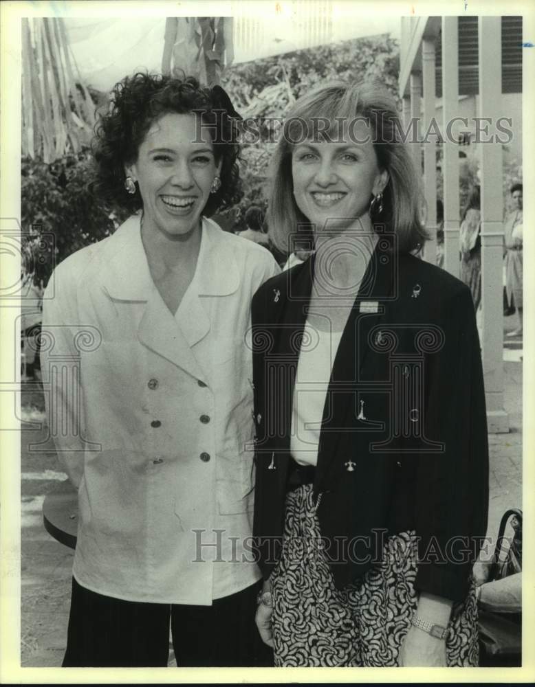 1990 Press Photo Book Signing Attendees at Dagenbela Galeria, Market Square- Historic Images