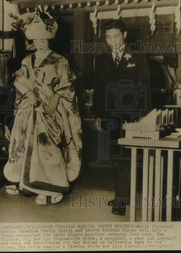 1952 Press Photo Boxer Yoshie Shirai & Toshiko Shioya Wed at Tokyo Restaurant- Historic Images