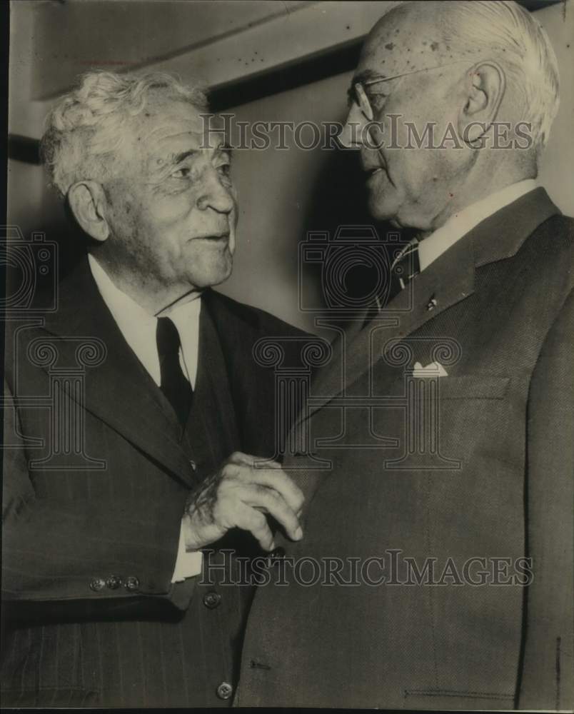 1954 Press Photo Former Football Player &amp; Coach Alonzo Stagg Speaks With Man- Historic Images