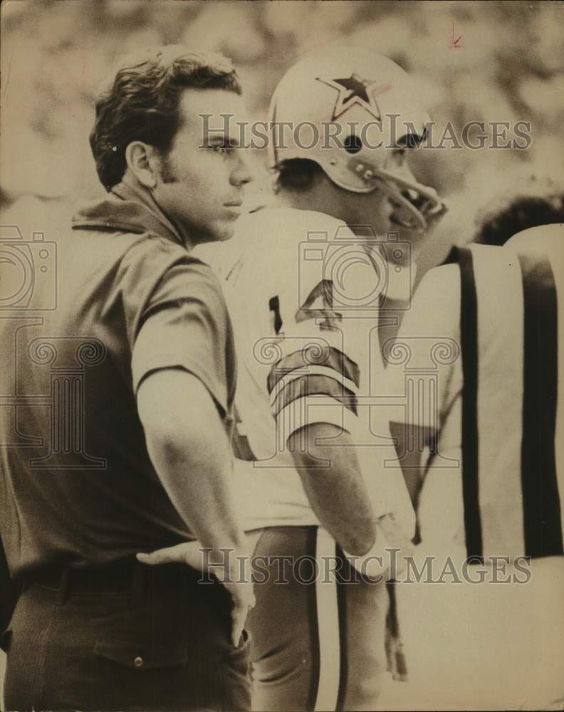 1975 Press Photo Dallas Cowboys Football Players Roger Staubach &amp; Craig Morton- Historic Images