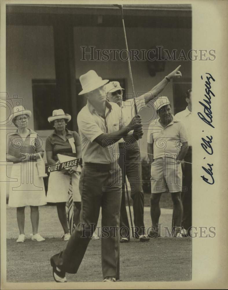 Press Photo Golfer Chi Chi Rodriguez &amp; Spectators Watch Shot - sas21314- Historic Images