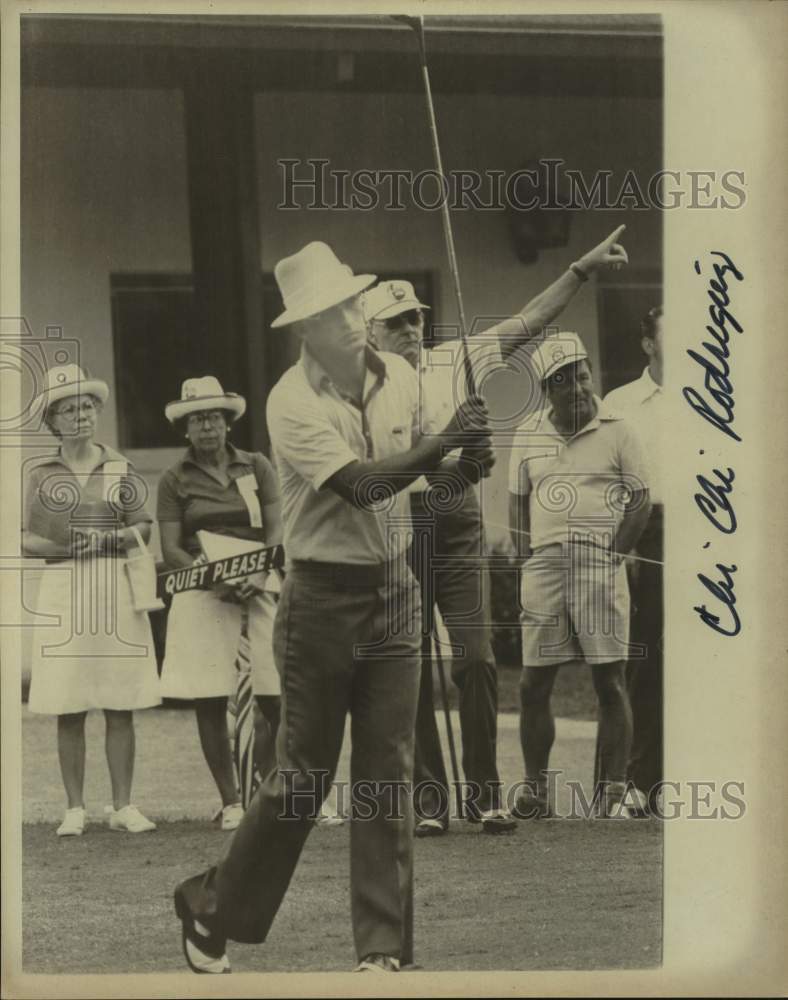 Press Photo Golfer Chi Chi Rodriguez & Spectators Watch Shot - sas21314- Historic Images