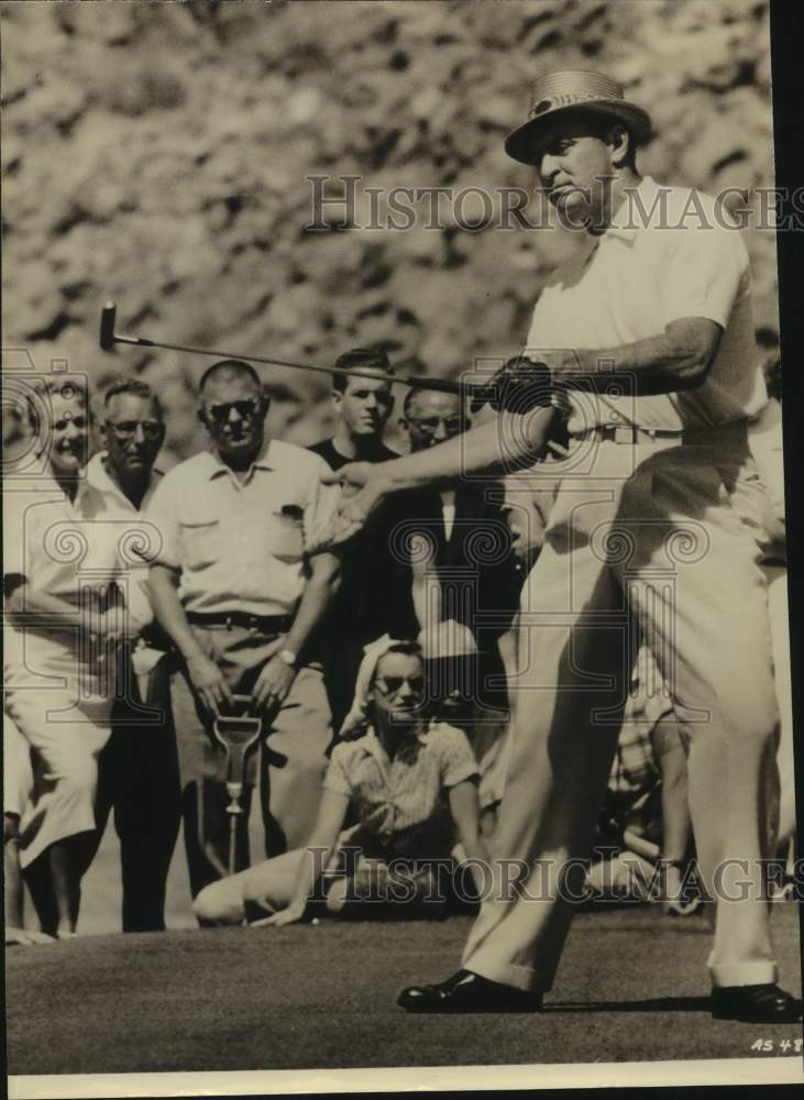 Press Photo Golfer Sam Snead & Spectators Watch Putt - sas21445- Historic Images