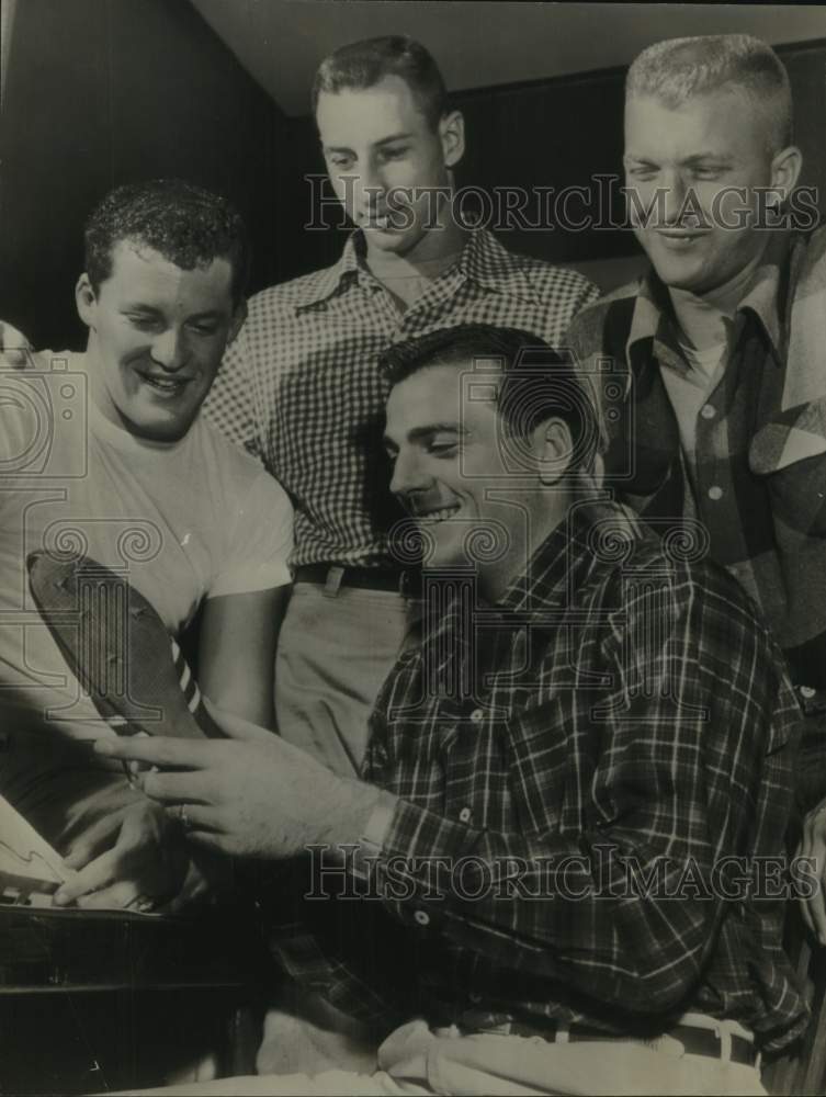 Press Photo Decathlon Athlete Bob Mathias With Track Shoe & 3 Men - sas21453- Historic Images