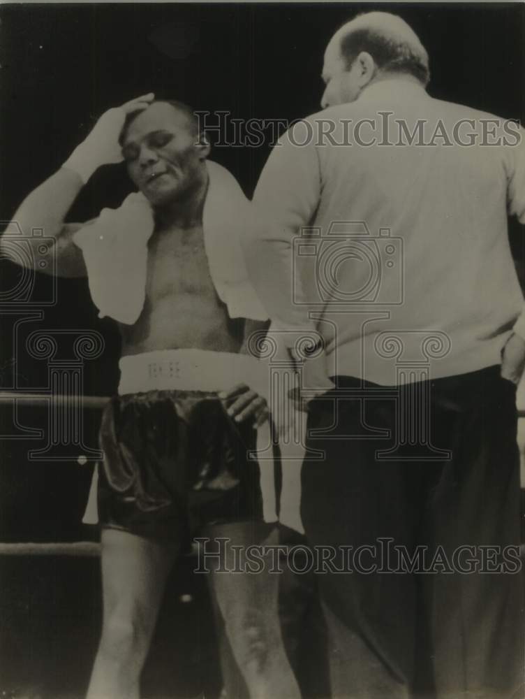 1941 Press Photo Boxer In Ring With Referee - sas21498- Historic Images