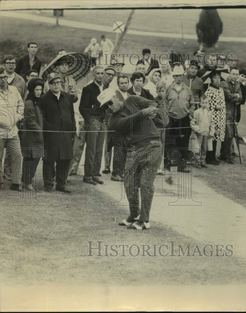 1970 Press Photo Golfer Miller Barber &amp; Spectators Watch Shot at Texas Open- Historic Images