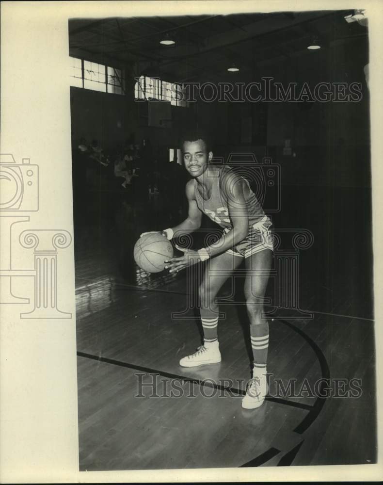 Press Photo University of Houston Basketball Player Abraham Winn Poses With Ball- Historic Images