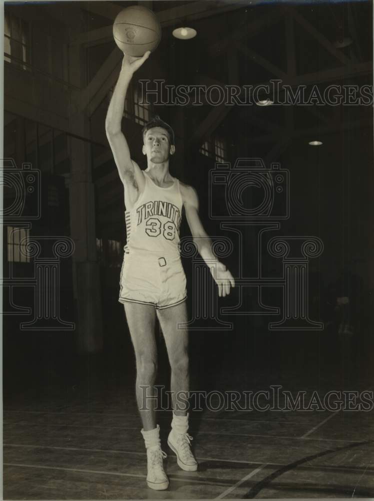 1952 Press Photo Trinity University Basketball Player Jack Lutz Takes Shot- Historic Images