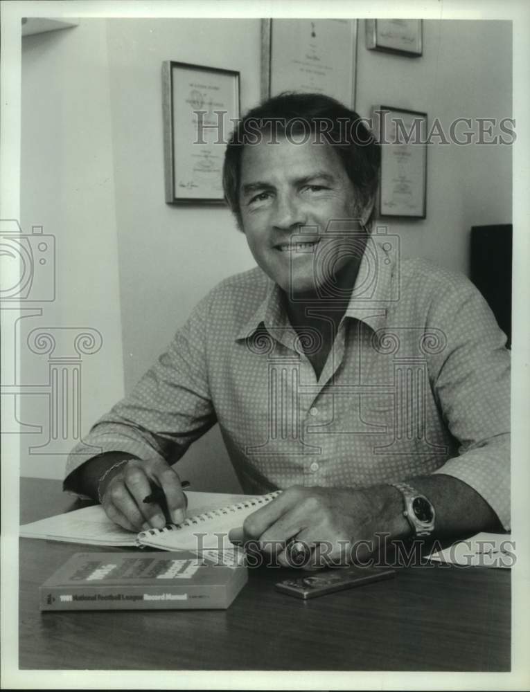 1985 Press Photo ABC Sports Commentator Frank Gifford Sits At Desk - sas21620- Historic Images