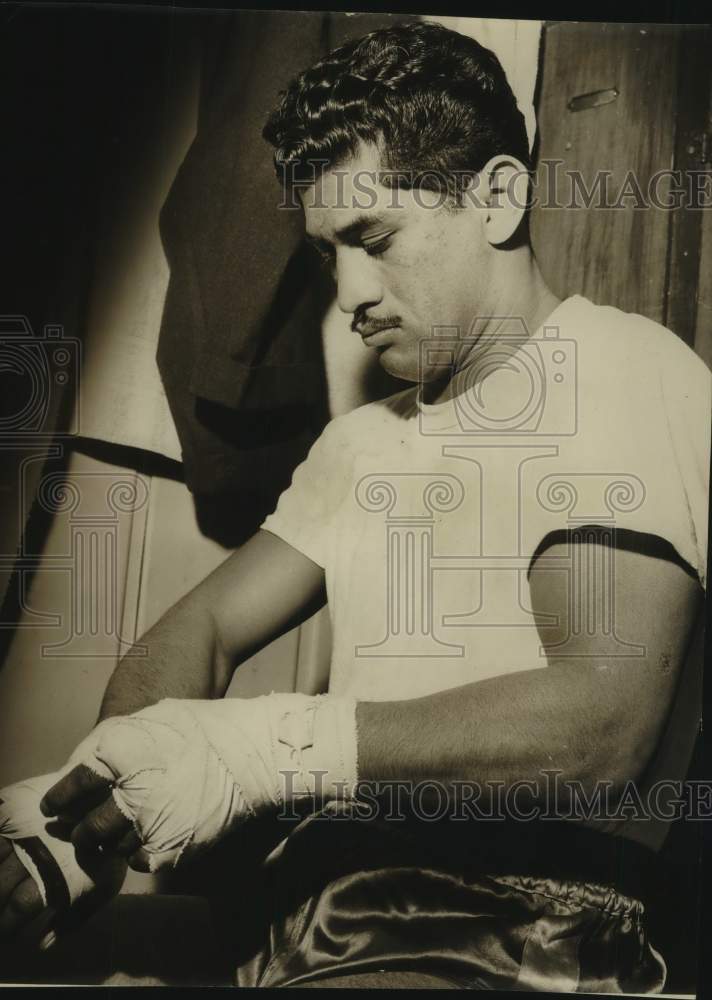 Press Photo Boxer Rueben Vargas Wraps Hand With Tape - sas21655- Historic Images