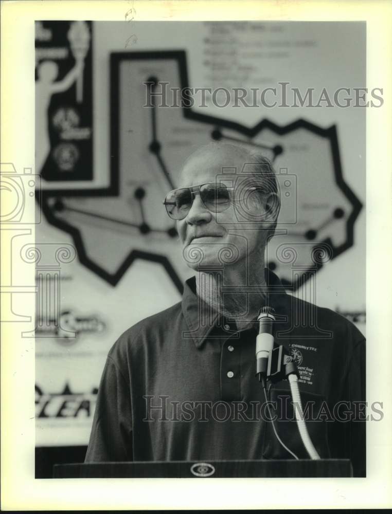 1990 Press Photo Dallas Cowboys Football Coach Tom Landry Speaks in San Marcos- Historic Images