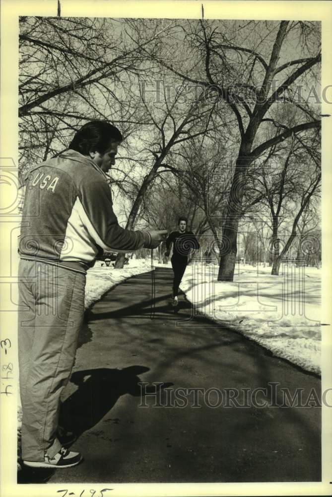 1984 Press Photo Track Joe Vigil Times Runner Pat Porter in Alamosa- Historic Images