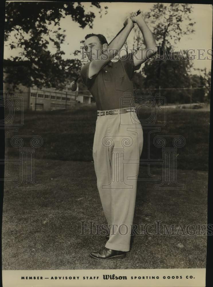 Press Photo Golfer Art Wall Jr. Watches Shot on Course - sas21744- Historic Images