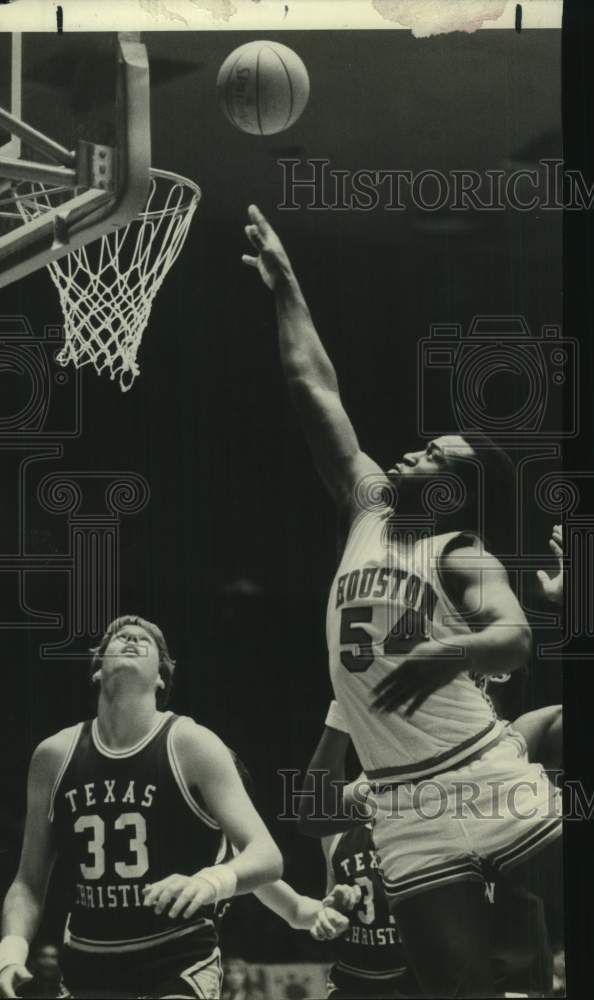 1979 Press Photo University of Houston Basketball Player Leonard Mitchell Shoots- Historic Images