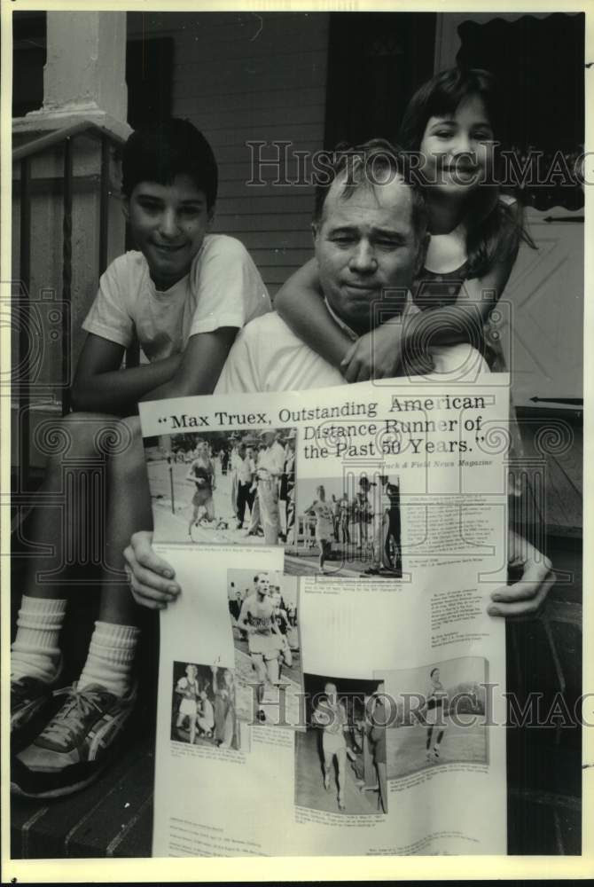 1990 Press Photo Former Distance Runner Max Truex With Kids John &amp; Mindy at Home- Historic Images