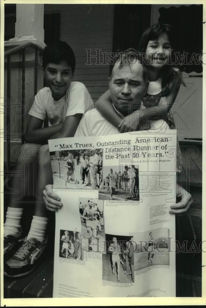 1990 Press Photo Former Distance Runner Max Truex With Kids John & Mindy at Home- Historic Images