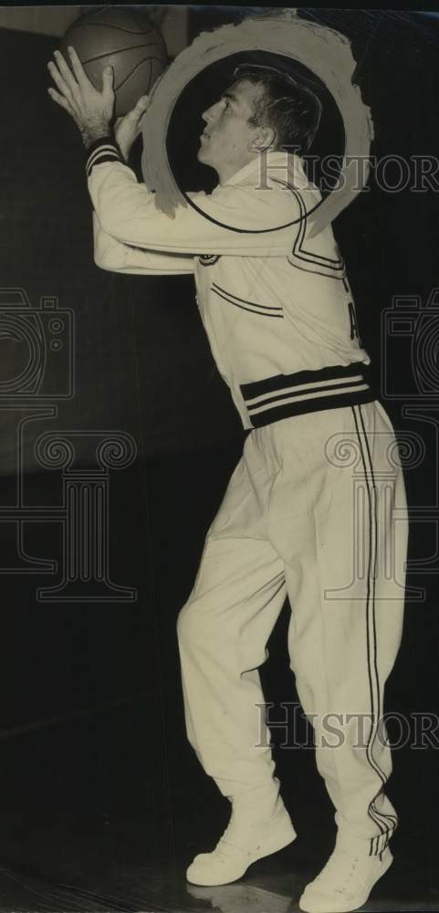 1952 Press Photo Basketball Player Jewell McDowell Takes Warm-Up Shot- Historic Images